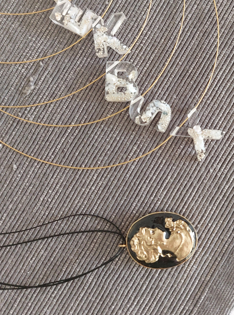 Cameo Κολιέ Ασήμι 925 Χρυσό - Μαύρο Υγρό Γυαλί Ανάγλυφη Καμέο Πέτρα