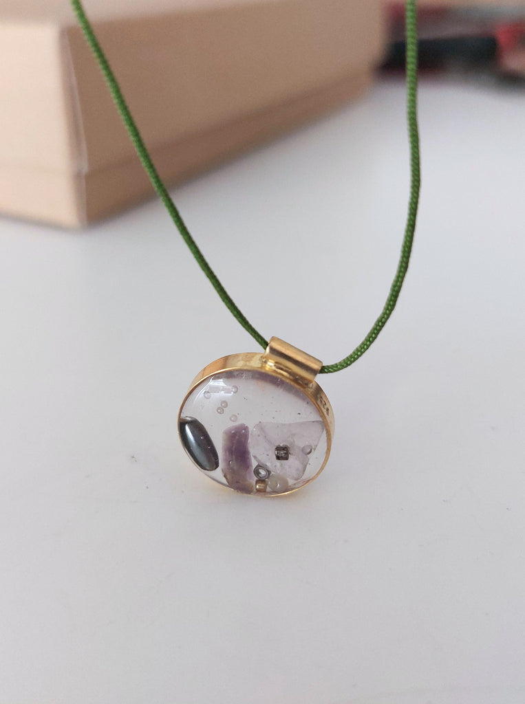 'Ollie' Κολιέ στραγγυλό από Ασήμι 925 Υγρό γυαλί Επίχρυσο 24 Κ με αμέθυστο και λαδί κορδόνι