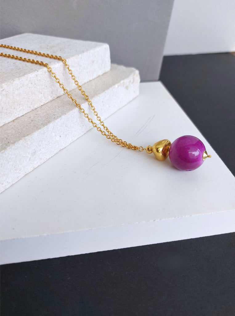 Μακρύ κολιέ αλυσίδα Scarlett Ασήμι 925 επίχρυσο 24κ μοβ νεφρίτης και φυσικό κοχύλι επιχρυσωμένο.