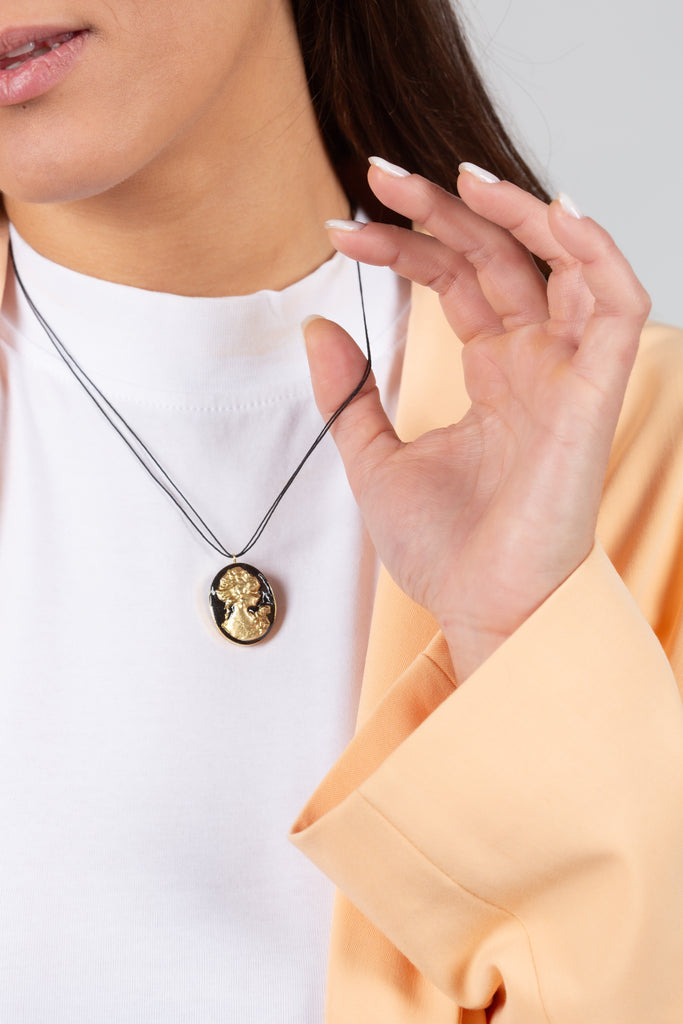 Cameo Κολιέ Ασήμι 925 Χρυσό - Μαύρο  Υγρό Γυαλί Ανάγλυφη Καμέο Πέτρα 