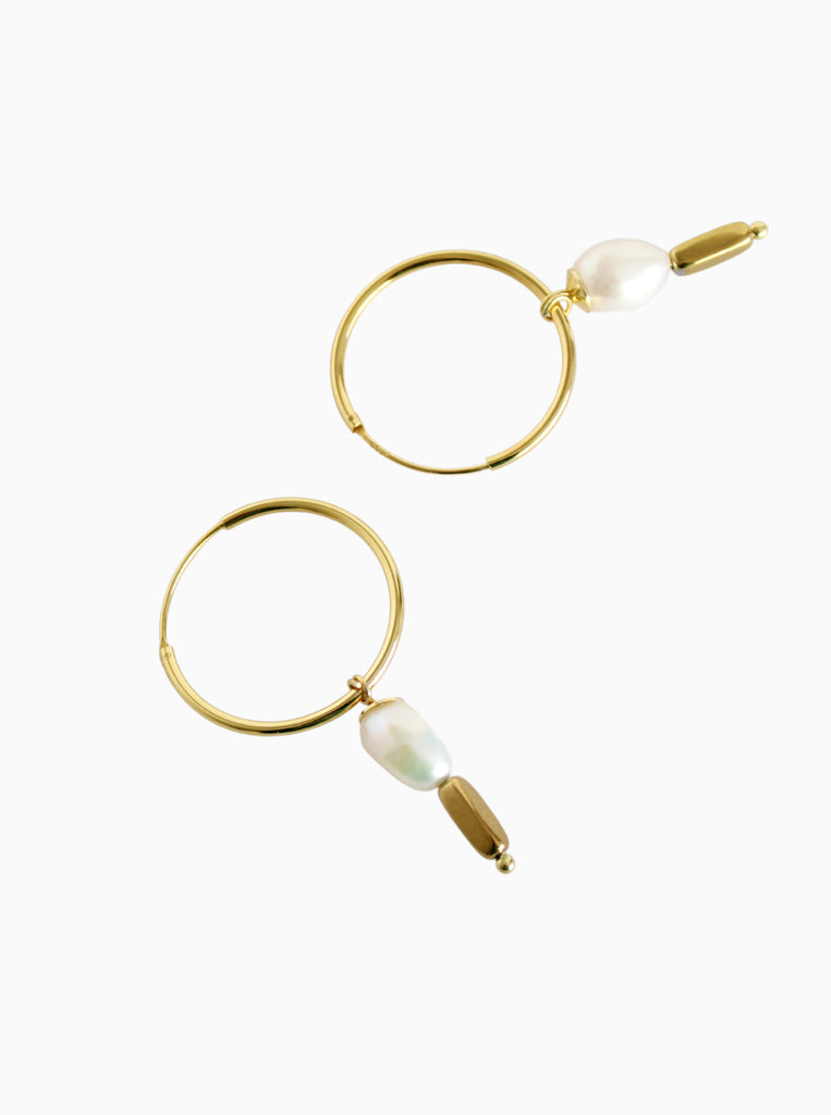 Maïa Hoops Σκουλαρίκια  Κρίκοι από Ασήμι 925 Επίχρυσο με Μαργαριτάρια και πέτρα Αιματίτη