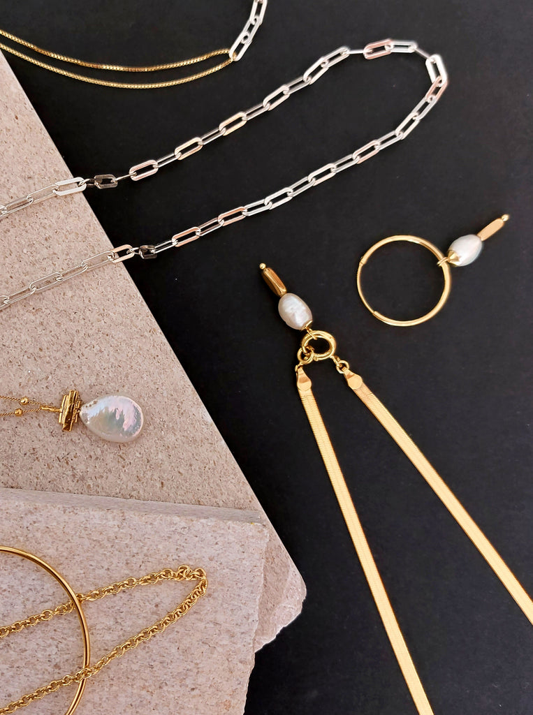 Κολιέ Maïa Ασημένιο 925 αλυσίδα φίδι πλακέ  Επίχρυσο με Μαργαριτάρια και πέτρα Αιματίτη