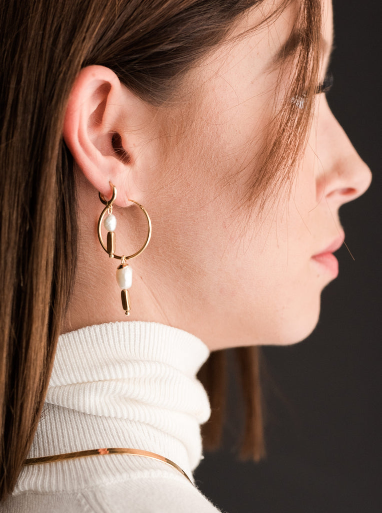 Maïa ΙΙ Σκουλαρίκι Κρίκος για την δευτερη τρύπα από Ασήμι 925 Επίχρυσο με Μαργαριτάρια και πέτρα Αιματίτη