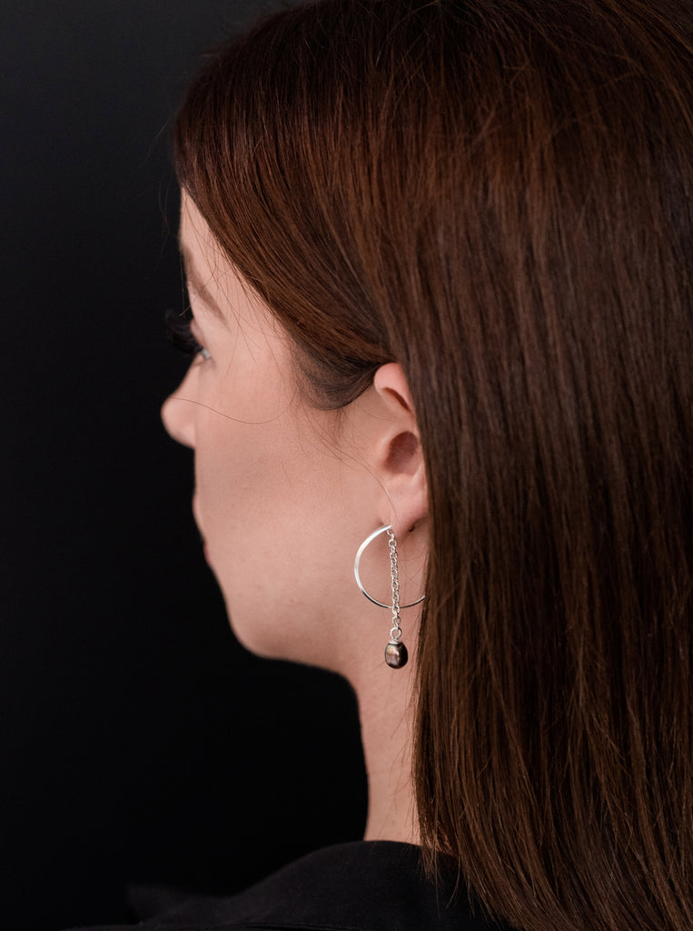  Σκουλαρίκια Κρίκοι μεσαίου μεγέθους Yvonne με ορυκτό μαύρο μαργαριτάρι Ασήμι 925