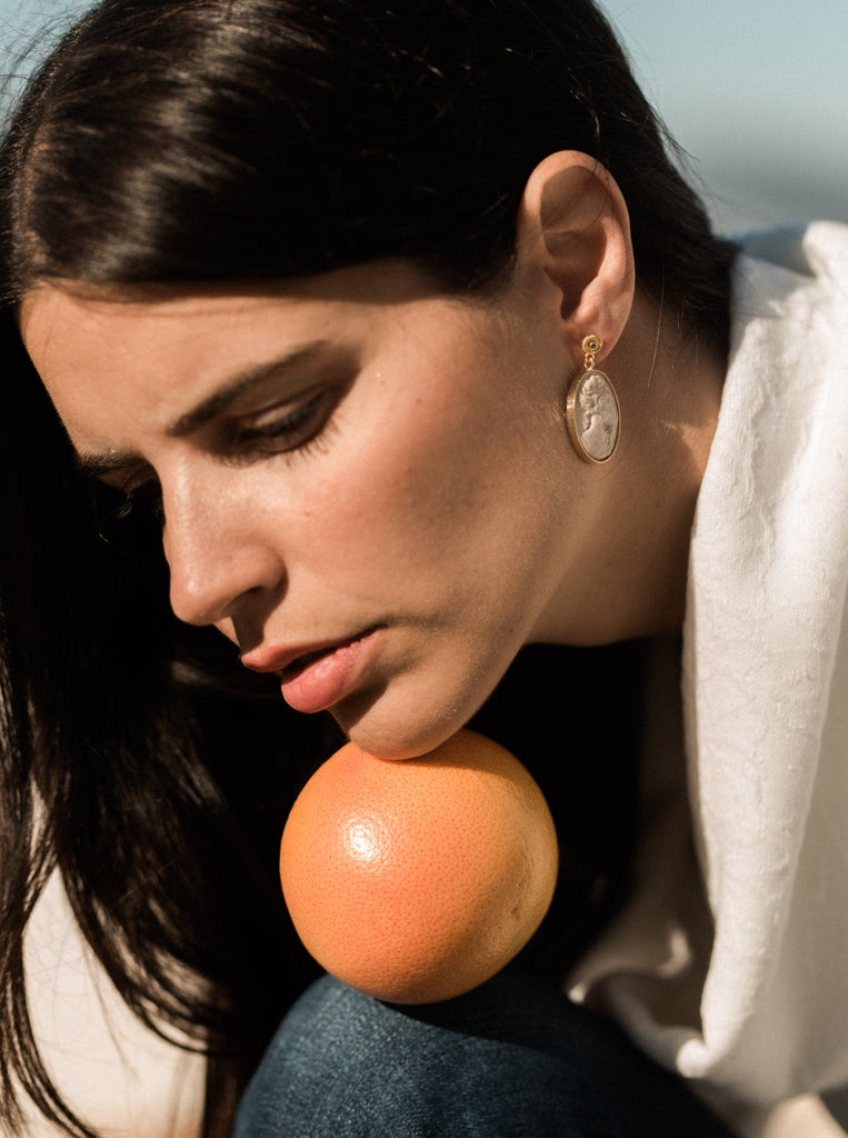 Σκουλαρίκια Ασήμι 925 επίχρυσο 24καρατια  Ανάγλυφη μπεζ Πέτρα Cameo Σμαράγδι 6mm