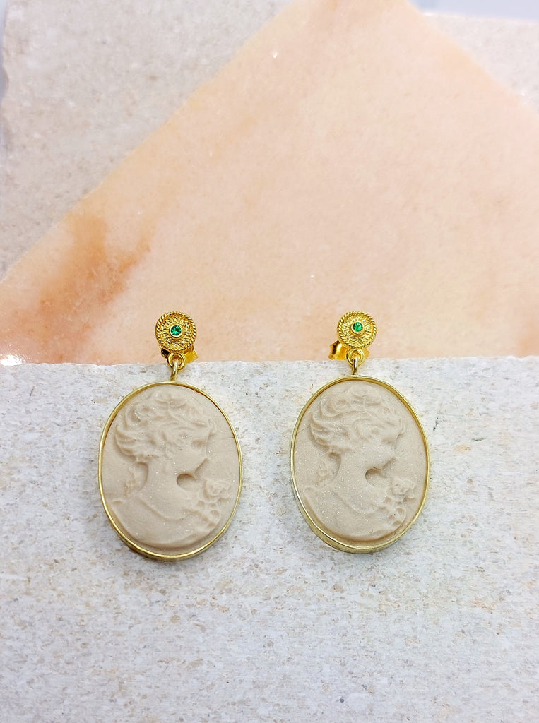 Σκουλαρίκια Ασήμι 925 επίχρυσο 24καρατια  Ανάγλυφη μπεζ Πέτρα Cameo Σμαράγδι 6mm