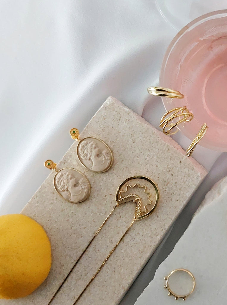 Σκουλαρίκια Ασήμι 925 επίχρυσο 24καρατια  Ανάγλυφη μπεζ Πέτρα Cameo Σμαράγδι 6mm